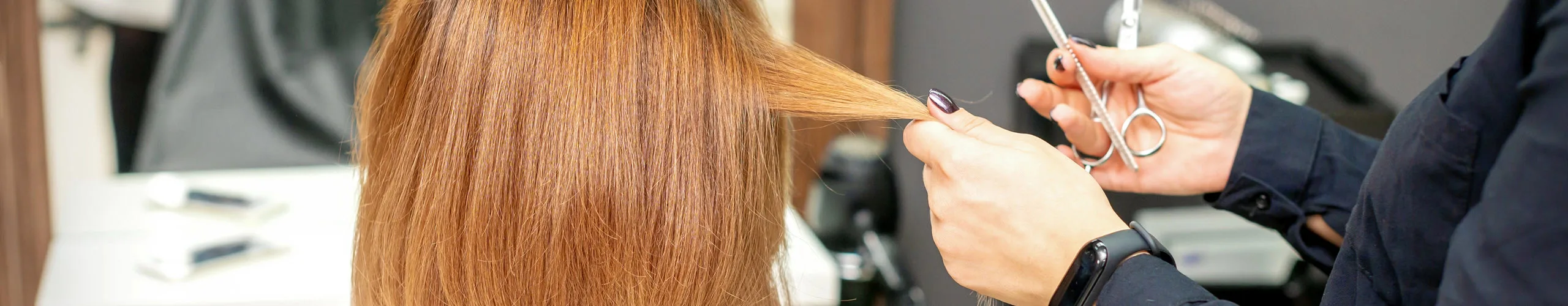 Damefrisør der klipper en kvinde